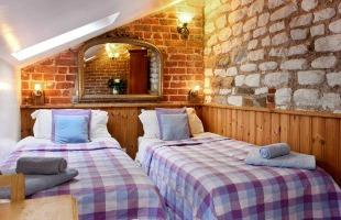 accommodation image of bedroom